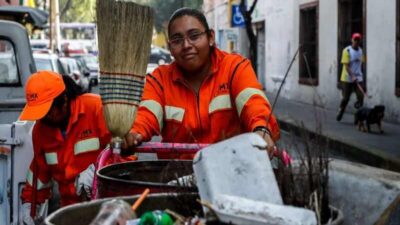 Casi un tercio de los trabajadores registrados son pobres y el gobierno insiste con el techo a las paritarias