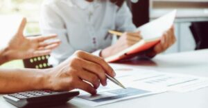 El gobierno avanza contra las indemnizaciones: quién va a aportar para los nuevos fondos de cese laboral