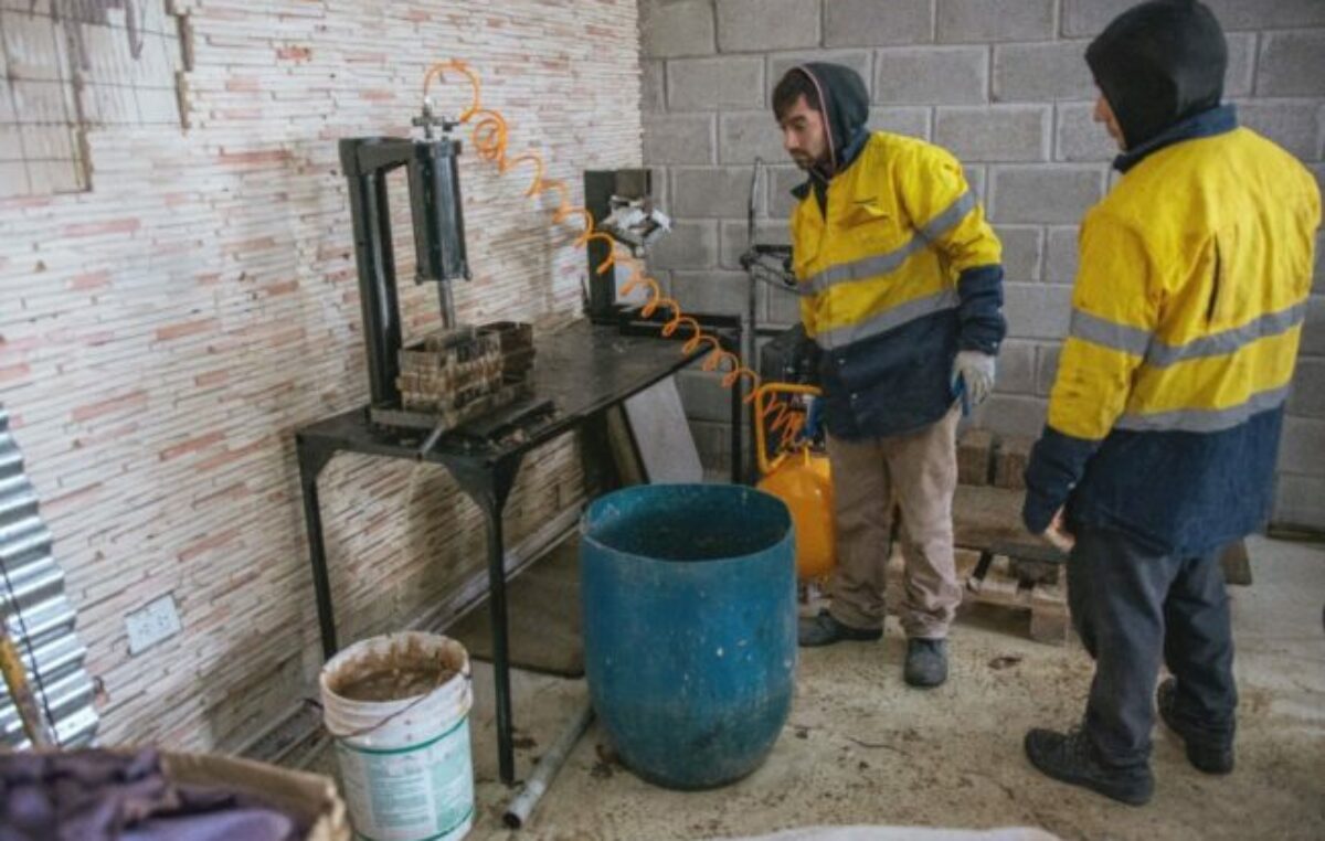 Así son los eco-ladrillos que fabrica Rawson para calefaccionar a la población