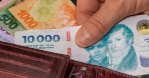 La caída de ingresos suma presión al mercado laboral en Argentina