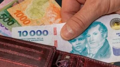 La caída de ingresos suma presión al mercado laboral en Argentina