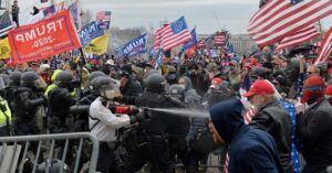 Moderados de los extremos, radicales del centro  