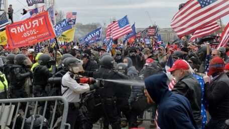 Moderados de los extremos, radicales del centro  