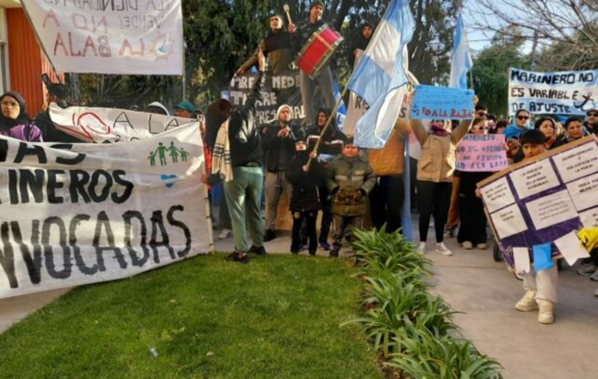Familias de marineros marcharon en Madryn y exigen una solución urgente al conflicto pesquero