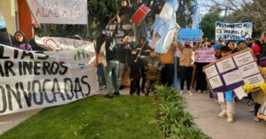 Familias de marineros marcharon en Madryn y exigen una solución urgente al conflicto pesquero