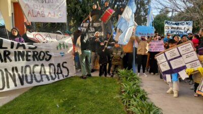Familias de marineros marcharon en Madryn y exigen una solución urgente al conflicto pesquero