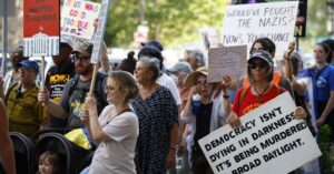 Medio año de Trump: aranceles, divisiones internas y crisis de confianza
