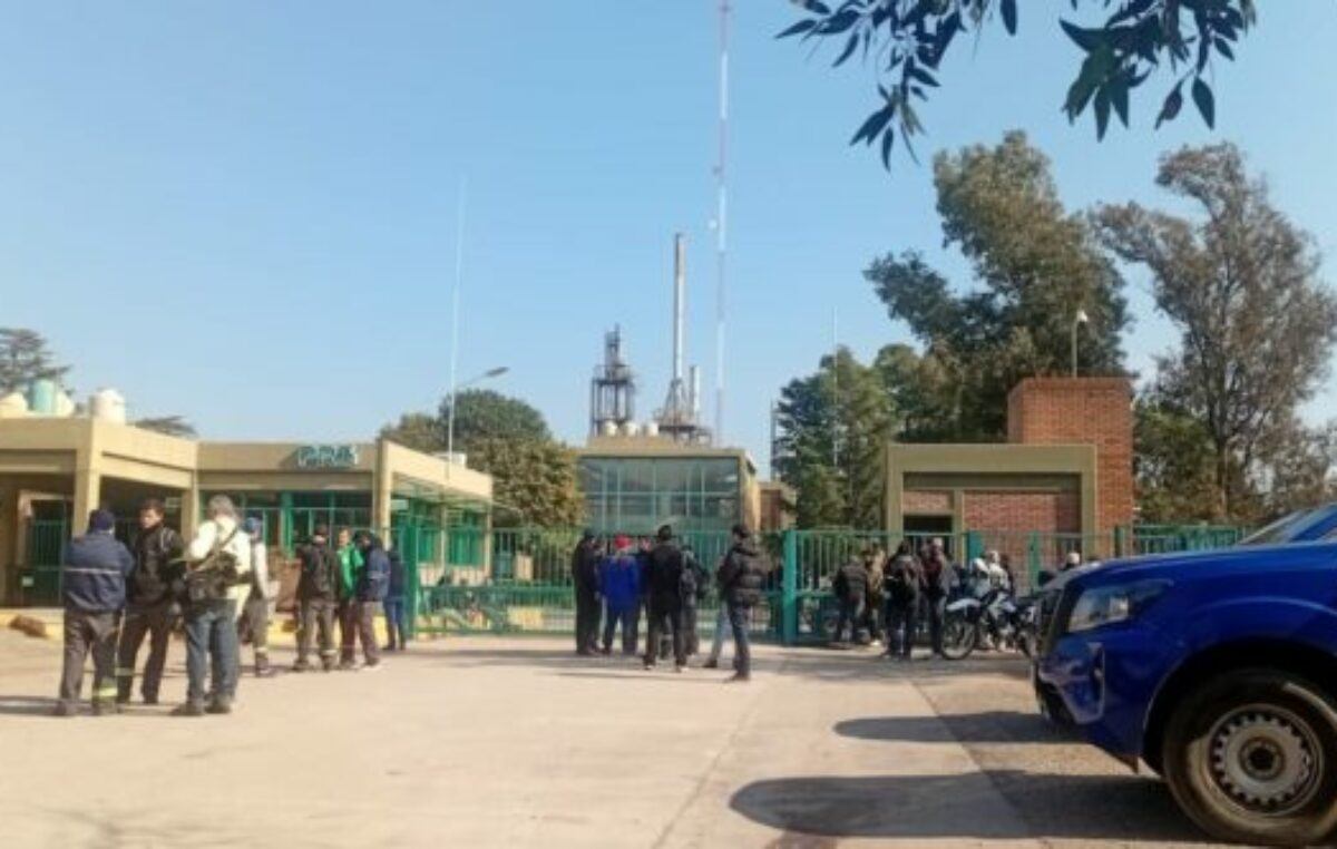 Petroquímica de Río Tercero: sin pagarles el sueldo, despidieron a más de 120 trabajadores
