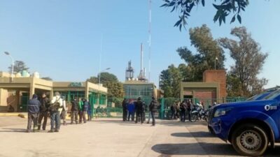Petroquímica de Río Tercero: sin pagarles el sueldo, despidieron a más de 120 trabajadores