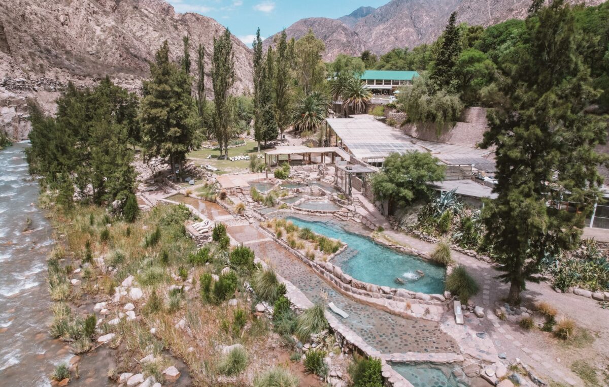 El pueblo de montaña mendocino donde el frío se combate con aguas termales y calma