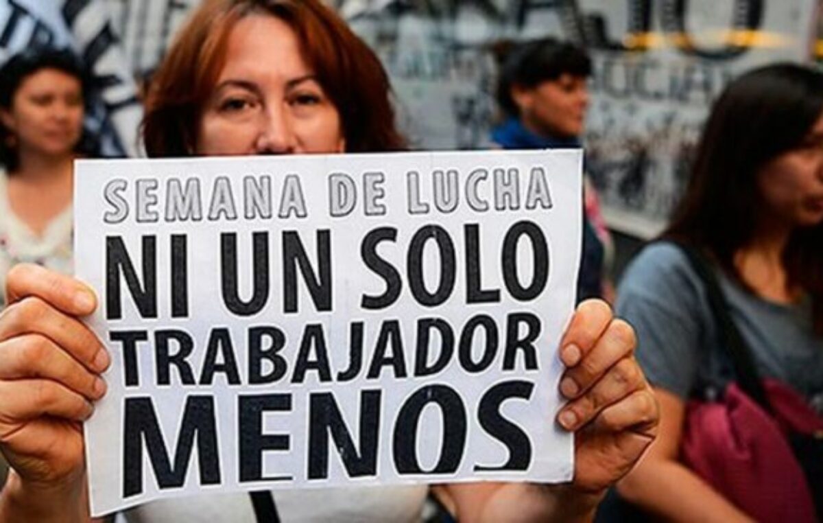 El lado oscuro del modelo Milei: 200 mil empleos menos y caída del 32% en los salarios