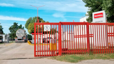 El peso sobre los hombros de los trabajadores de Lácteos Verónica: no cobraron ni el diez por ciento de sus salarios de junio