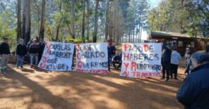 Gobernador Virasoro, Corrientes: Persiste el acampe de los trabajadores de Forestadora Tapebicuá por falta de acuerdo