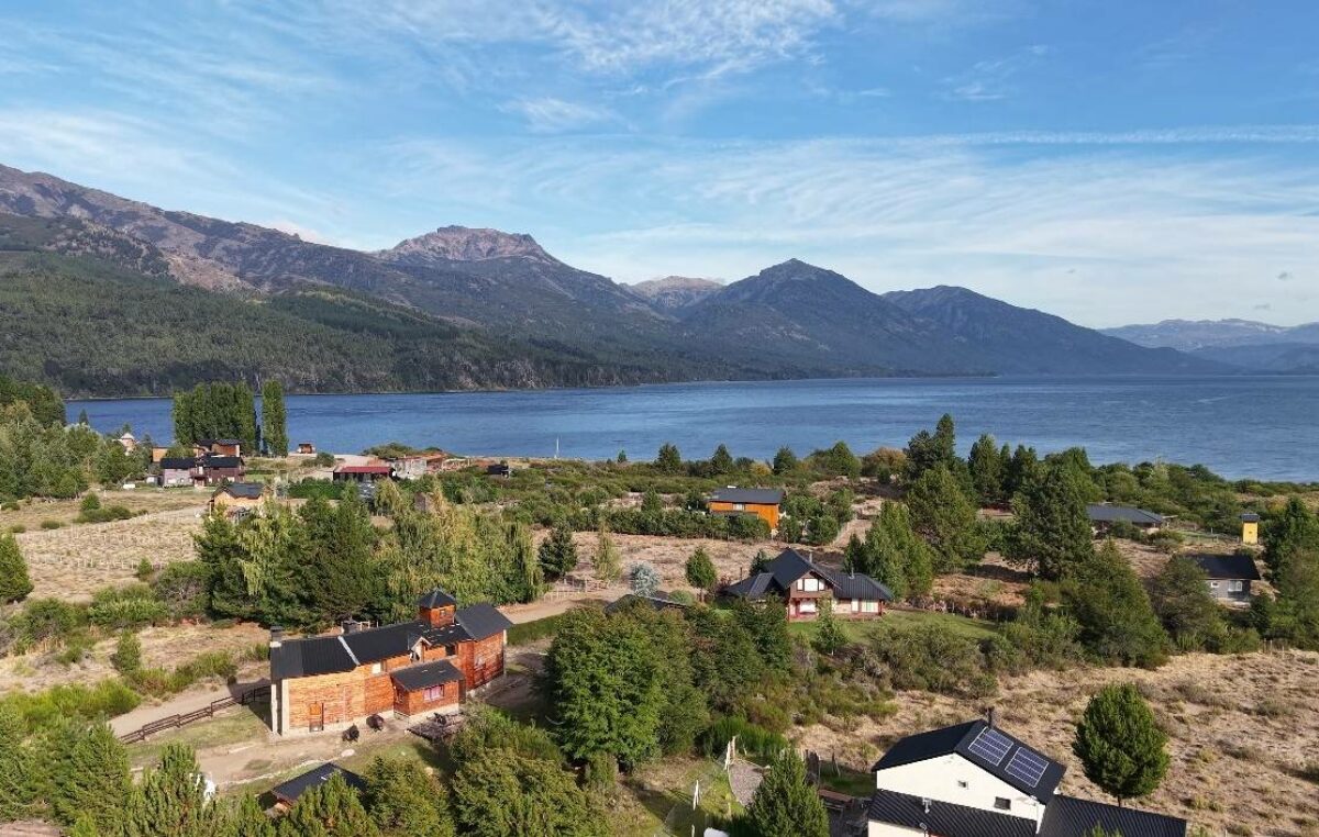 El secreto mejor guardado de la Patagonia: un pueblito aislado, con vista al lago y sin electricidad
