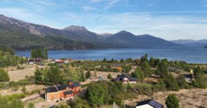 El secreto mejor guardado de la Patagonia: un pueblito aislado, con vista al lago y sin electricidad