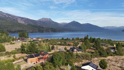 El secreto mejor guardado de la Patagonia: un pueblito aislado, con vista al lago y sin electricidad