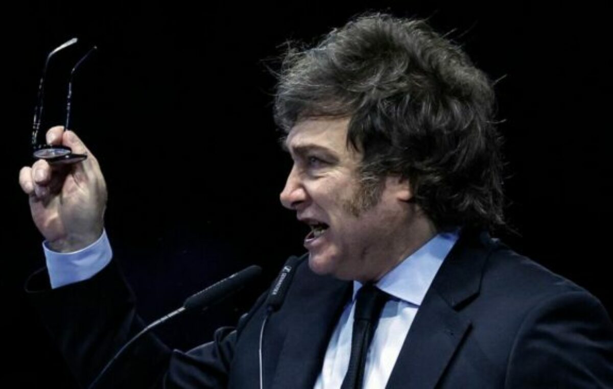 Hood Robin: afirman que Milei pagó más de intereses de la deuda externa que de jubilaciones
