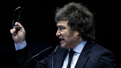 Hood Robin: afirman que Milei pagó más de intereses de la deuda externa que de jubilaciones