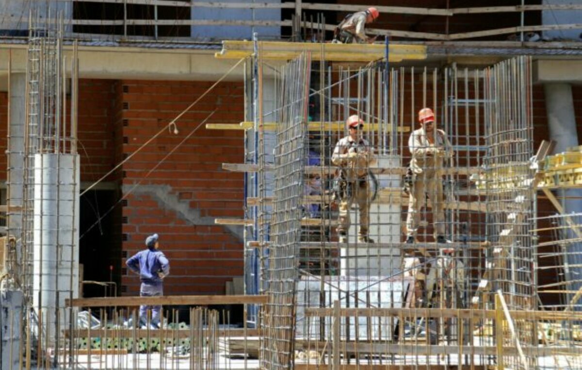 Desregulación: el Gobierno traspasó los planes de vivienda a provincias y municipios