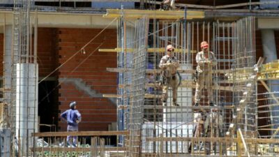 Desregulación: el Gobierno traspasó los planes de vivienda a provincias y municipios
