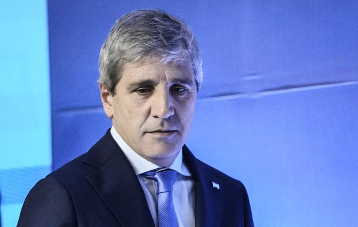 Los «campeones» compraron dólares y Toto Caputo tira la pelota afuera: «Quieren voltear al Presidente»