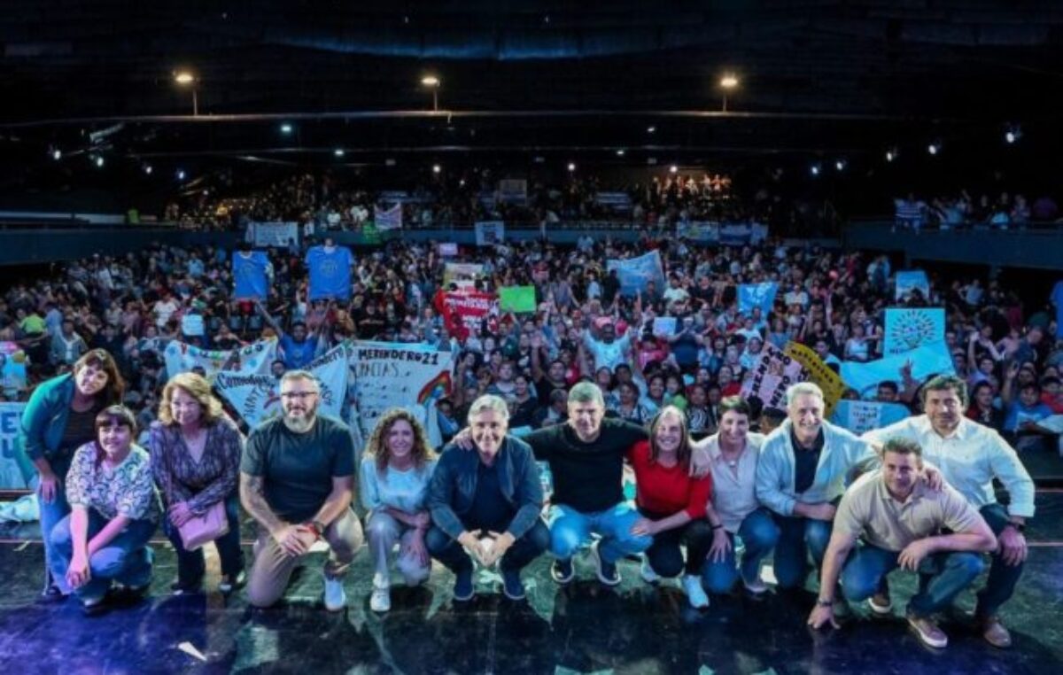 El gobernador de Córdoba reunió a más de 5.500 trabajadores de la economía popular y destacó el crecimiento de los paseos