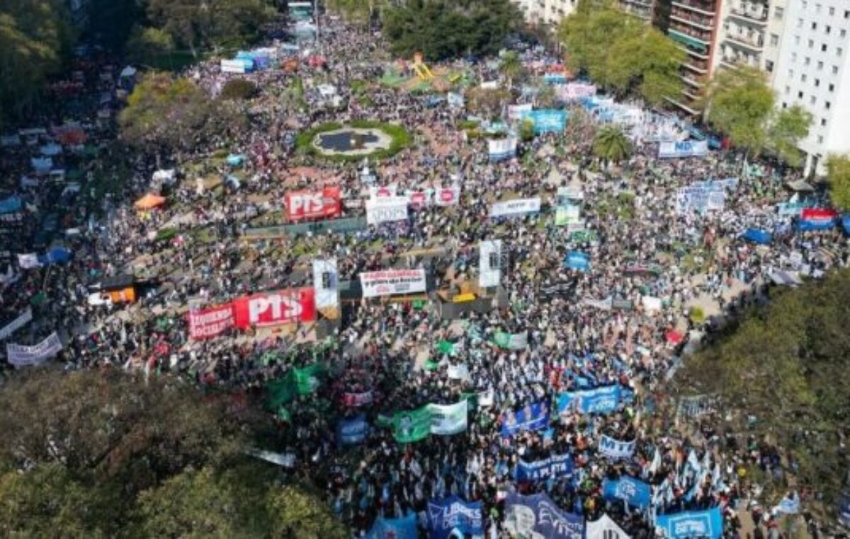 Masiva Marcha Federal Universitaria frente al Congreso en rechazo a los vetos de Milei