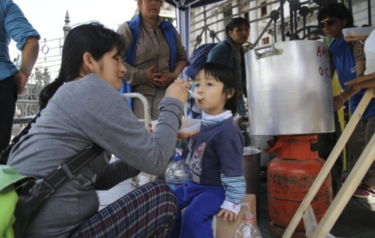 Según Indec cayó la pobreza en 2025, pero el 45% de niños y adolescentes habitan hogares bajo la línea