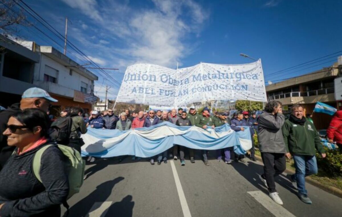 San Nicolás hierve: miles de trabajadores de Ternium marcharon contra despidos y bajos salarios