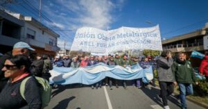 San Nicolás hierve: miles de trabajadores de Ternium marcharon contra despidos y bajos salarios