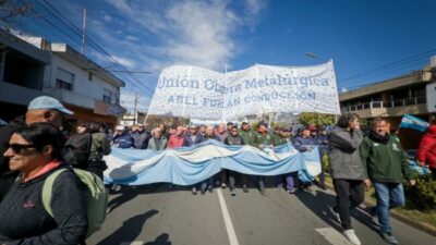 San Nicolás hierve: miles de trabajadores de Ternium marcharon contra despidos y bajos salarios