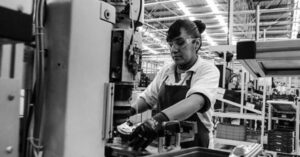 Las claves de la flexibilización laboral de Javier Milei: jornadas de 12 horas y cambios en el régimen de licencias