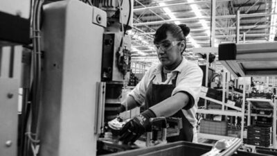 Las claves de la flexibilización laboral de Javier Milei: jornadas de 12 horas y cambios en el régimen de licencias