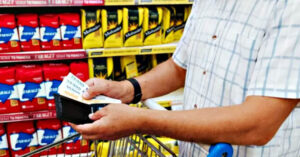 Mientras los mercados celebran, la economía real evidencia sus límites y expone las dificultades de los trabajadores