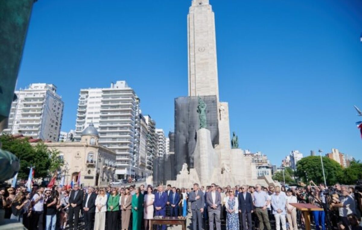 Rosario promulgó su autonomía sobre una mesa cargada de historia y símbolos: «Hubo muchos años de pelea por este día y llegó»