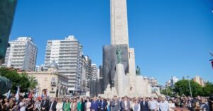 Rosario promulgó su autonomía sobre una mesa cargada de historia y símbolos: «Hubo muchos años de pelea por este día y llegó»