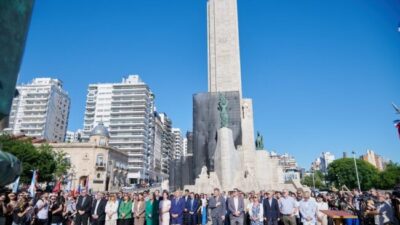 Rosario promulgó su autonomía sobre una mesa cargada de historia y símbolos: «Hubo muchos años de pelea por este día y llegó»