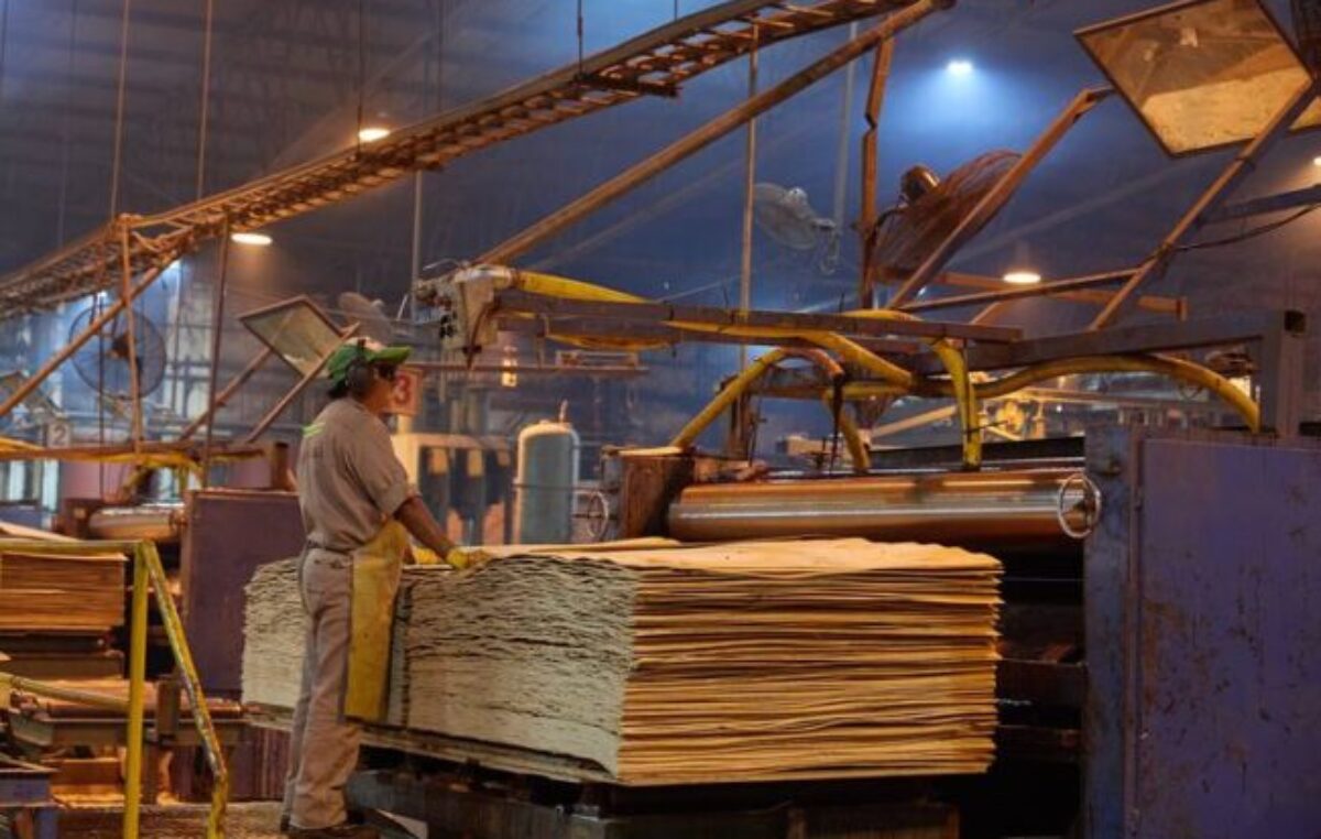 Más empresas con deudas y a media máquina