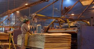 Más empresas con deudas y a media máquina