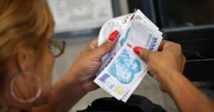 Trabajador pobre: el 72% de los empleados argentinos cobra menos de $1 millón