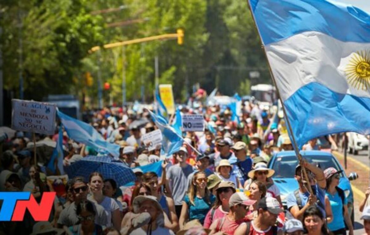 Mendoza: en medio de la masiva marcha en defensa del agua, legisladores aprobaron el proyecto minero