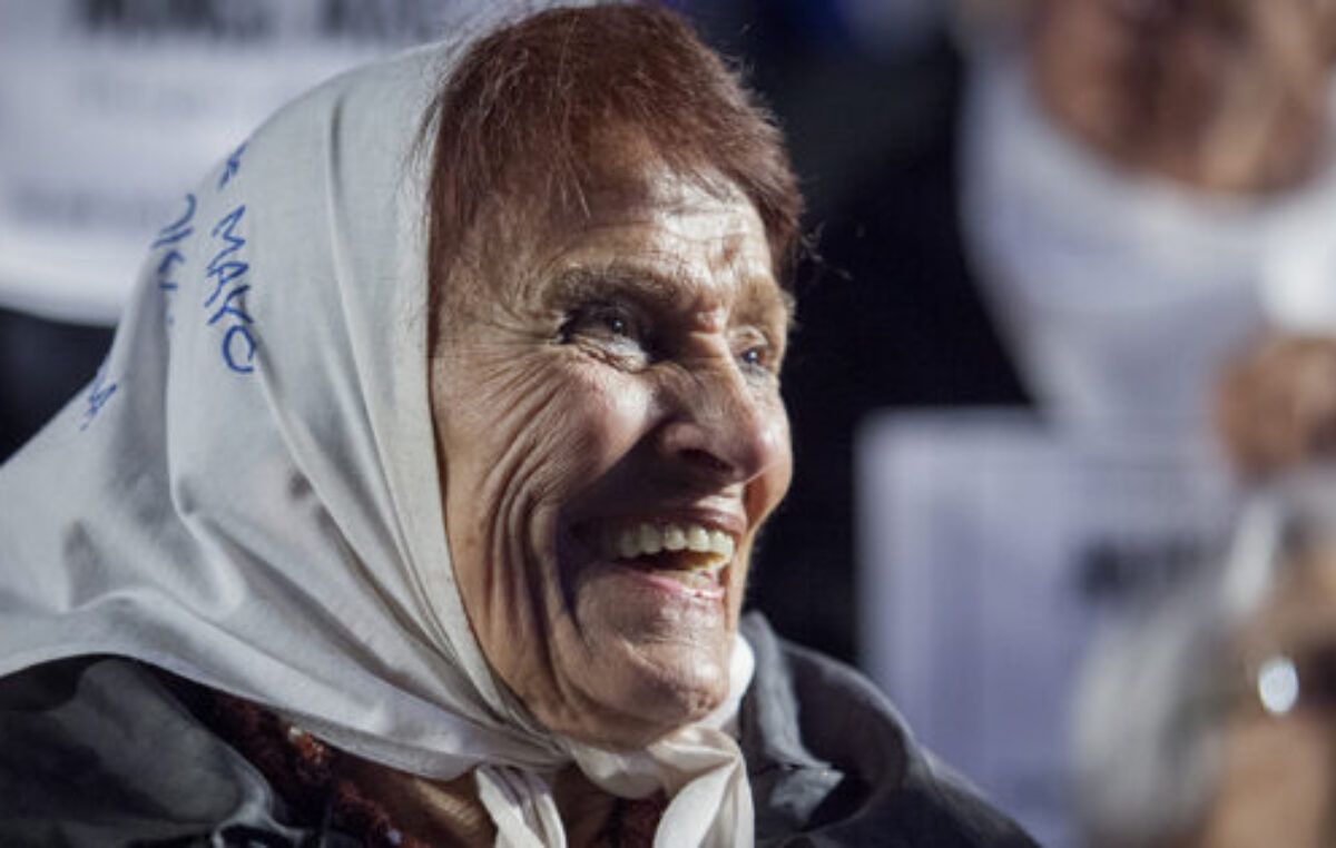 León Gieco le puso música, voz y corazón a una poesía que su hijo le escribió a Taty Almeida, presidenta de Madres de Plaza de Mayo –Línea Fundadora