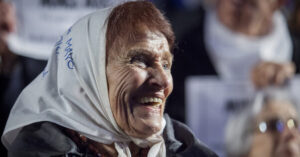 León Gieco le puso música, voz y corazón a una poesía que su hijo le escribió a Taty Almeida, presidenta de Madres de Plaza de Mayo –Línea Fundadora