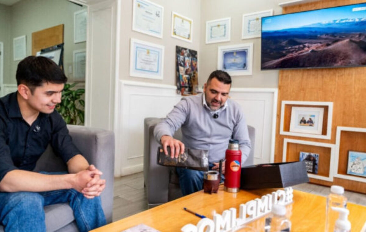 El intendente de Ushuaia se reunió con jóvenes emprendedores que elaboraron una yerba mate fueguina