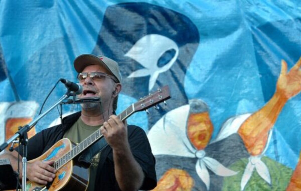 León Gieco: El pañuelo como faro