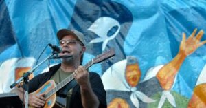 León Gieco: El pañuelo como faro