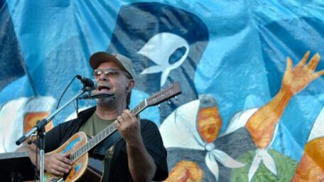 León Gieco: El pañuelo como faro