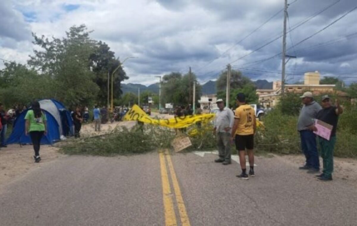 Continúa el corte en Ruta 40 por protesta de empleados municipales en Belén