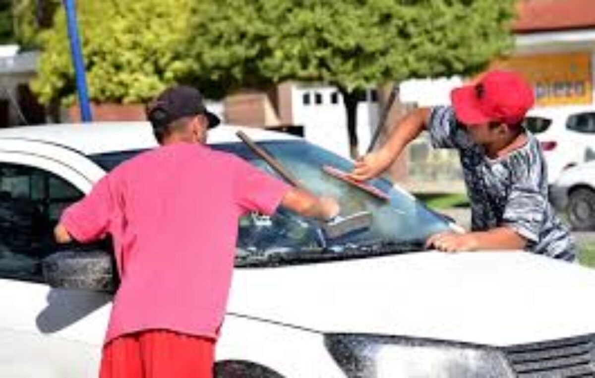 Córdoba impulsa una ley para regular y prohibir a “naranjitas” y limpiavidrios