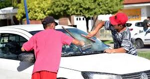 Córdoba impulsa una ley para regular y prohibir a “naranjitas” y limpiavidrios